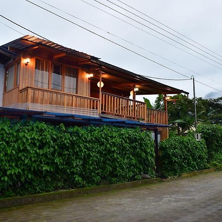 Hostal Los Farolitos Mindo Bagian luar foto
